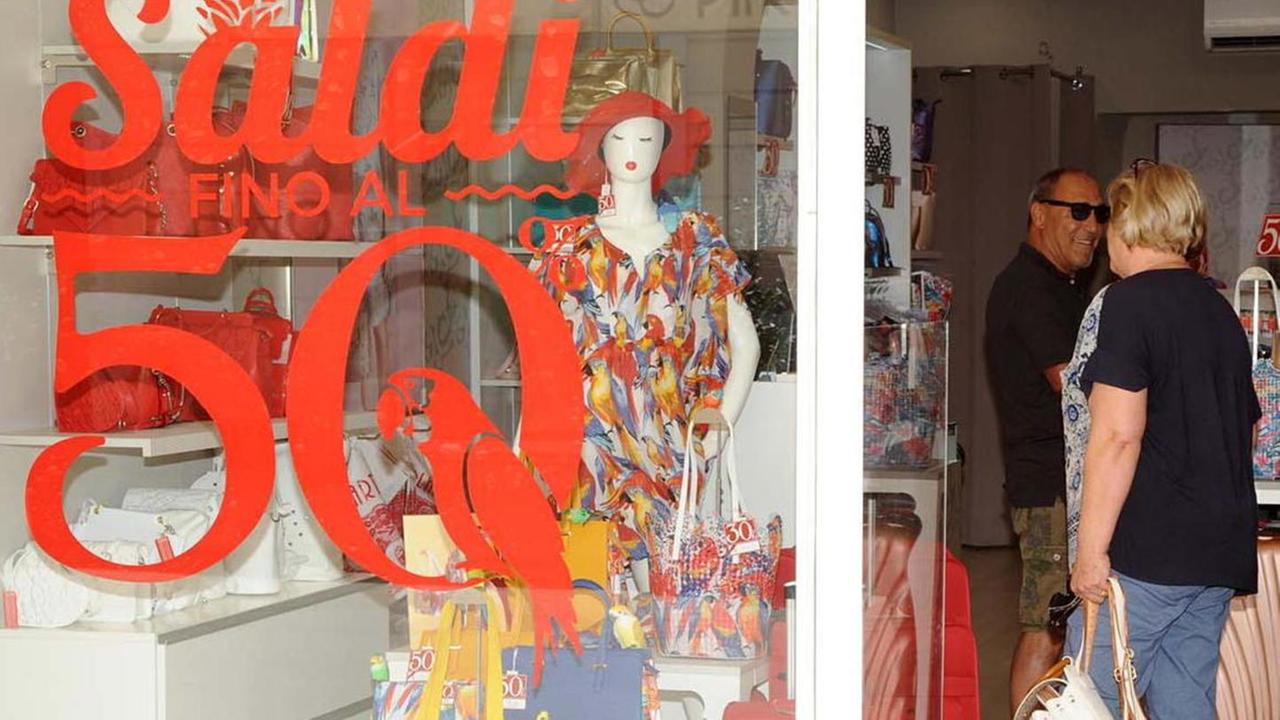 Saldi, sarà una stagione particolare Confesercenti lancia un sondaggio
