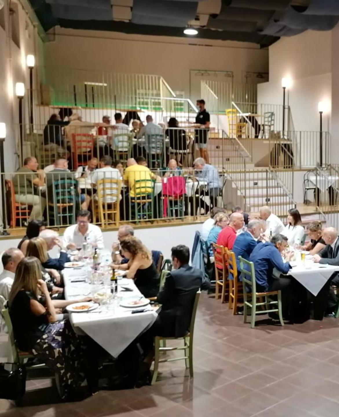 Gli ambulanti si ritrovano a cena dopo la ripartenza 