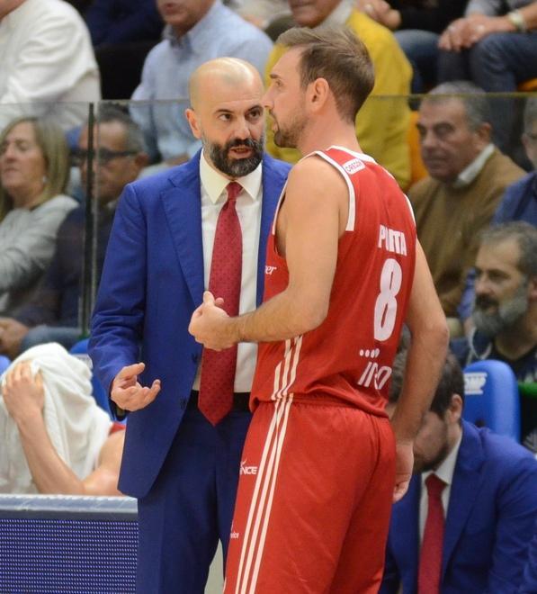 Unahotels a caccia del lungo ipotesi Kravish e McLean 