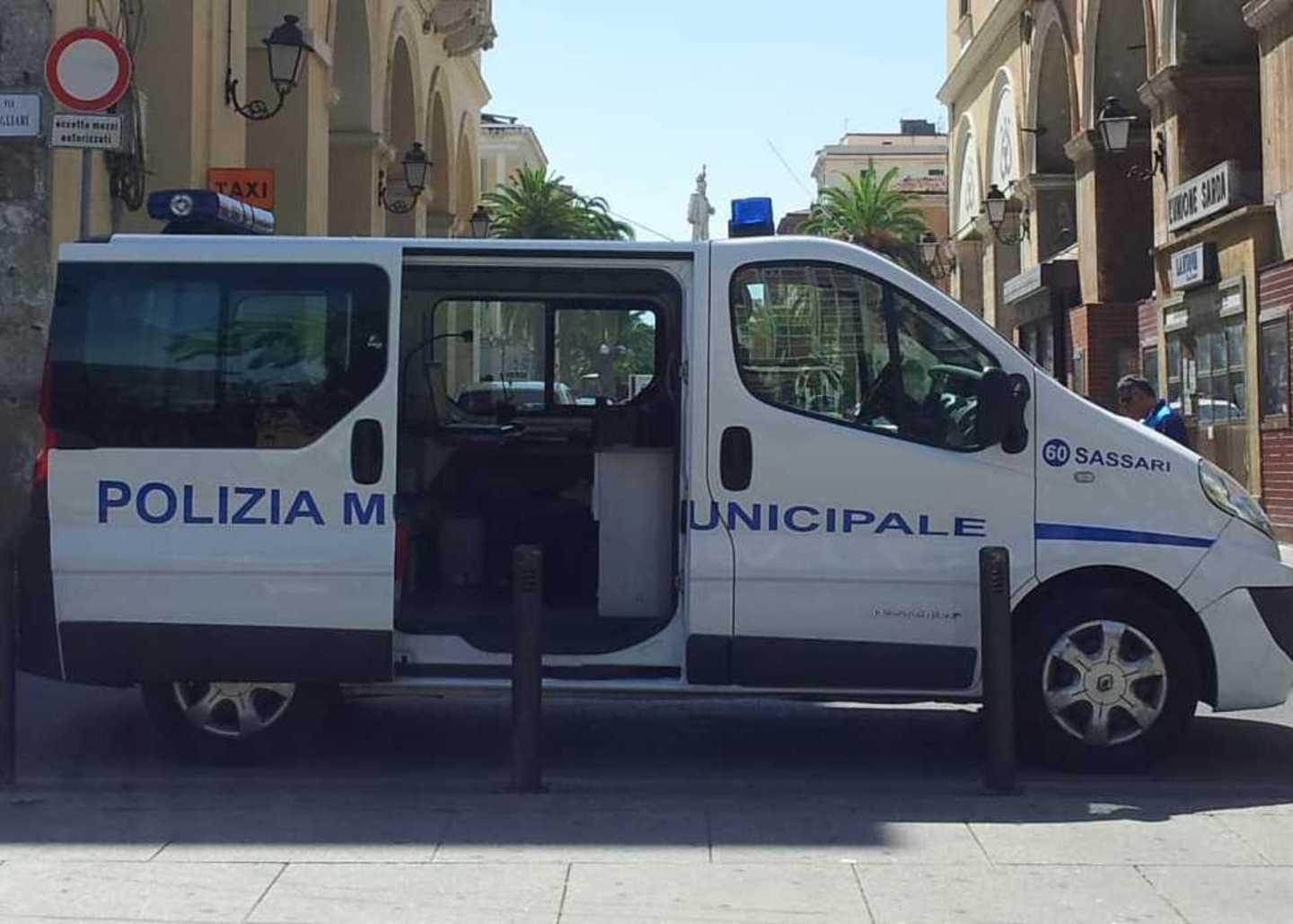 Sassari, shopping con il bancomat rubato: arrestato 