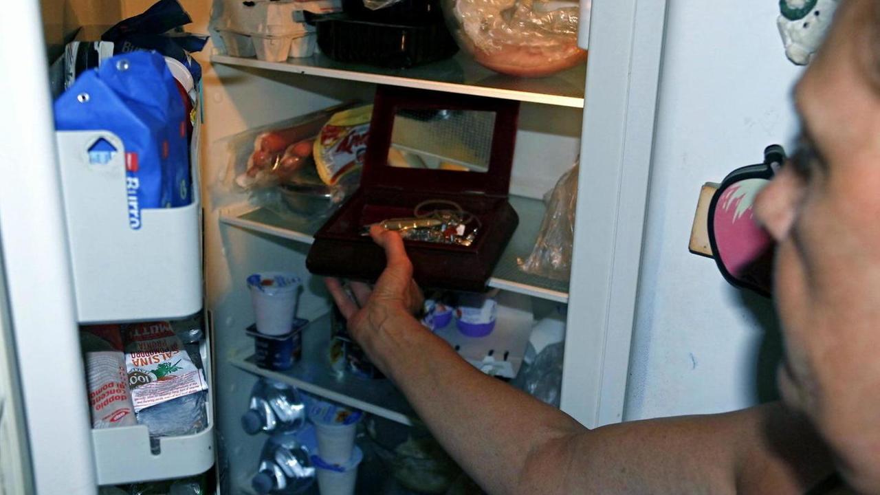 Anziani storditi con lo spray: i ladri rubano 15mila euro. Il racconto delle vittime