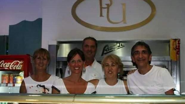 Lo staff della Pizzeria Umbra di via Maggi con Michele Cappelletti (a destra)