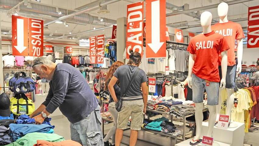 Musica e un’ampia area pedonale, il centro di Cecina punta sui saldi estivi