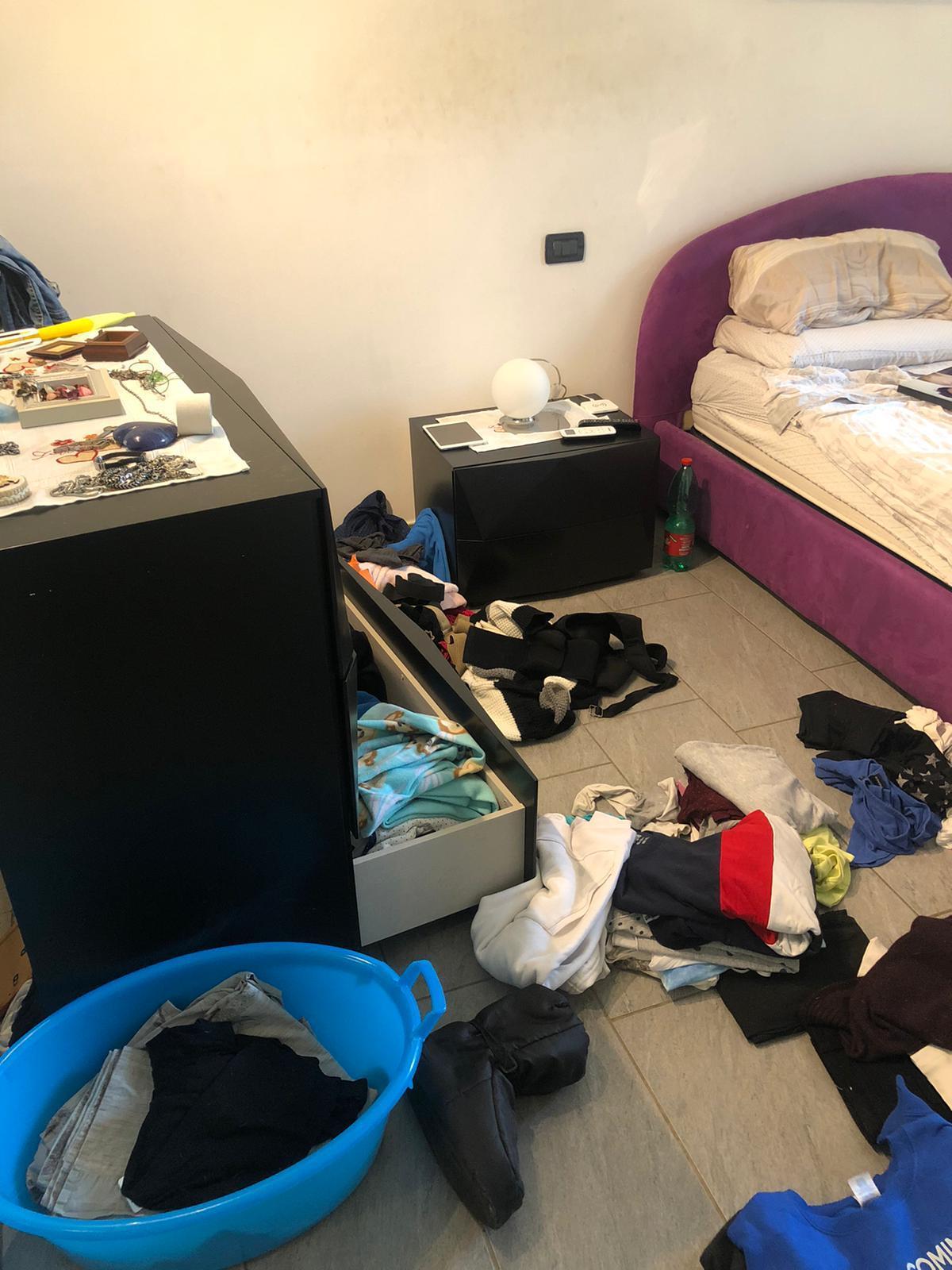 La camera da letto messa a soqquadro dai ladri