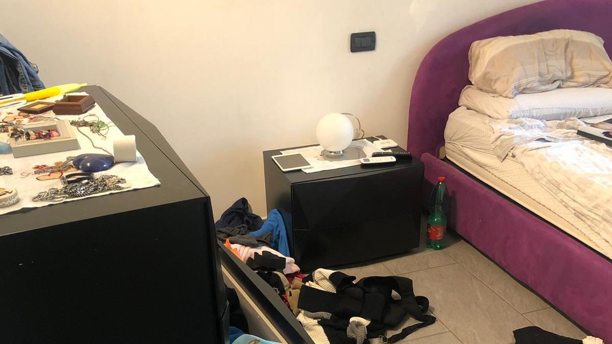 La camera da letto messa a soqquadro dai ladri