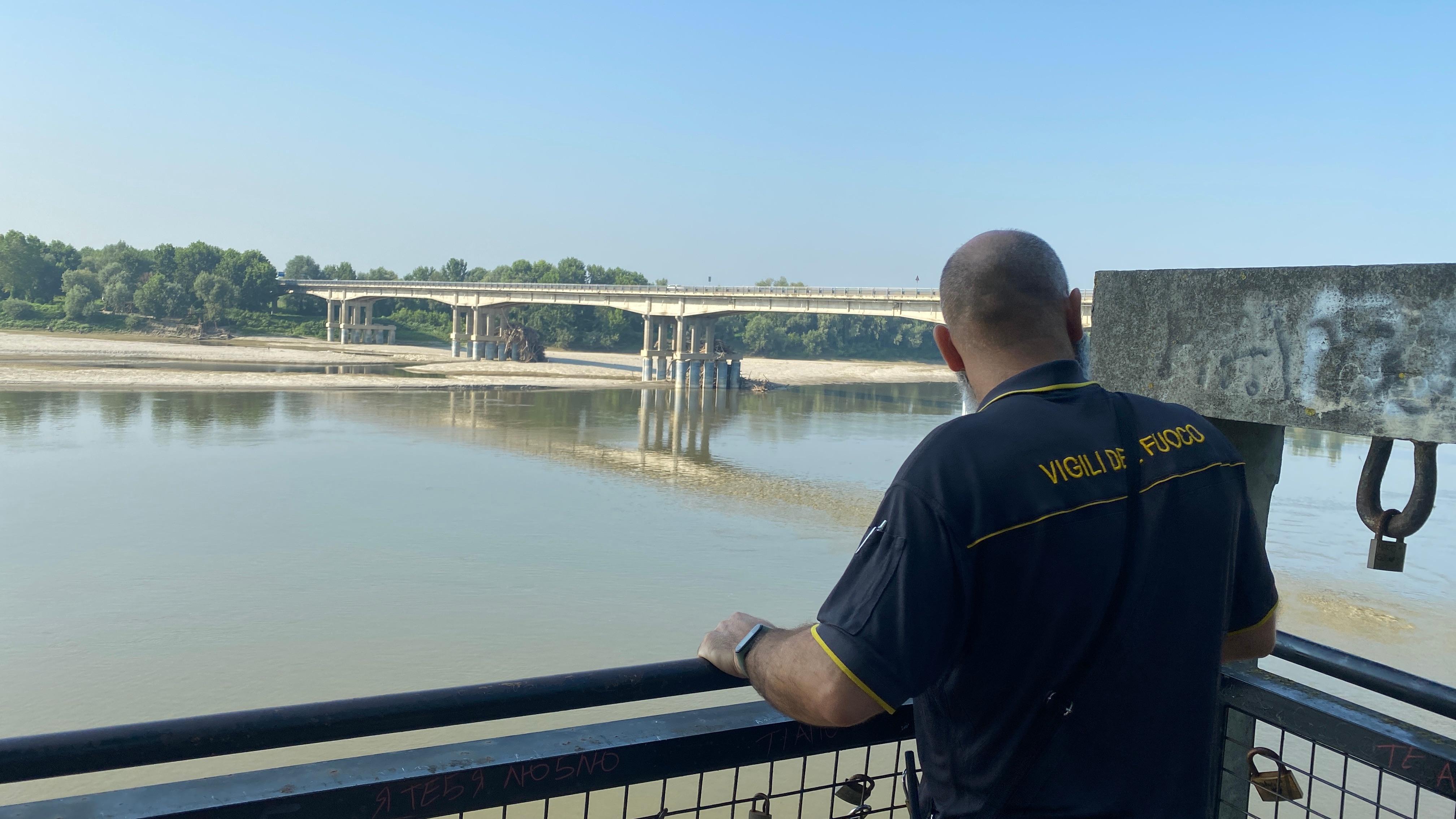 Allarme per un'auto vista scivolare nel Po, ricerche in corso