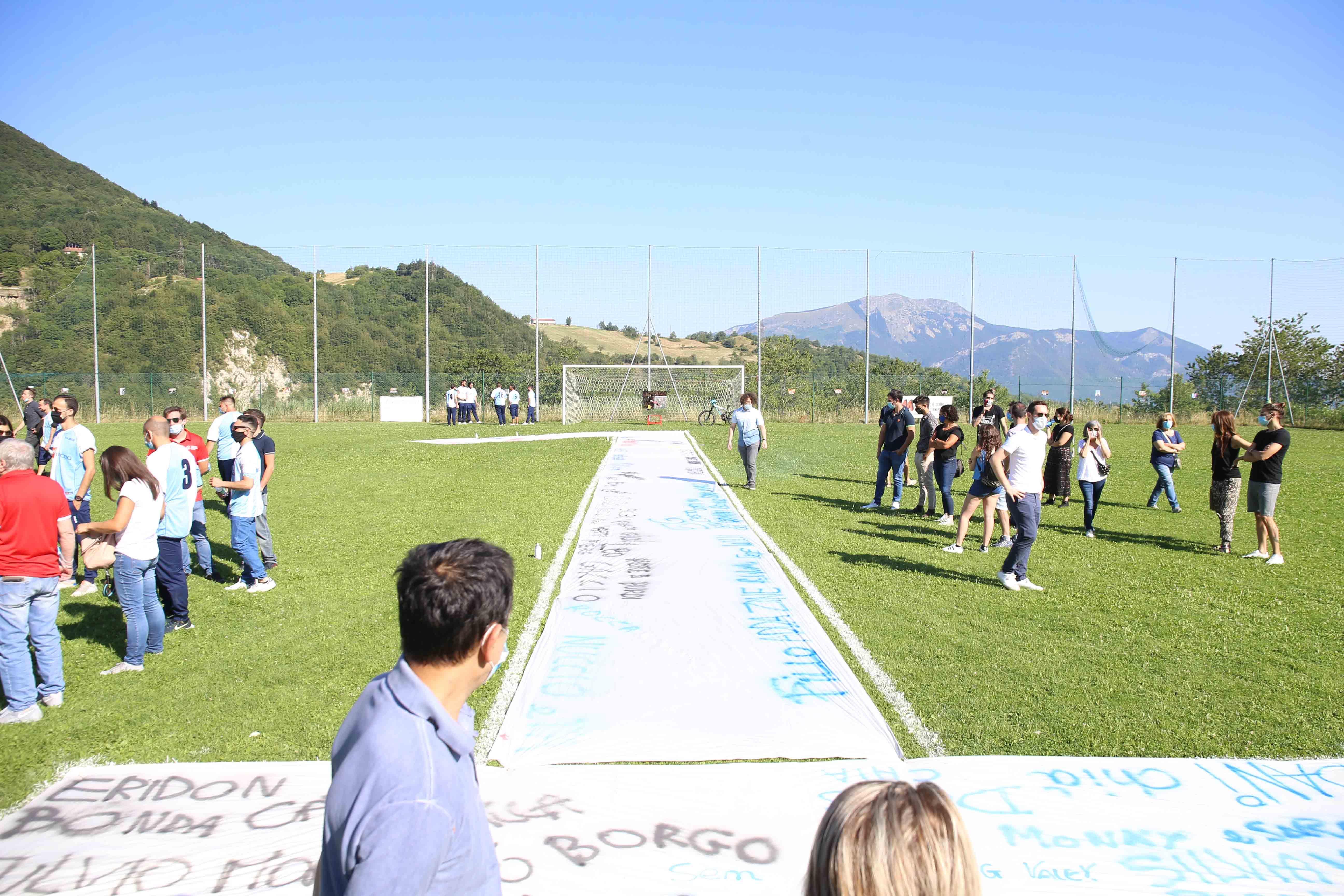Centinaia di persone al campo sportivo per il funerale di Davide, tecnico Enel morto a 26 anni