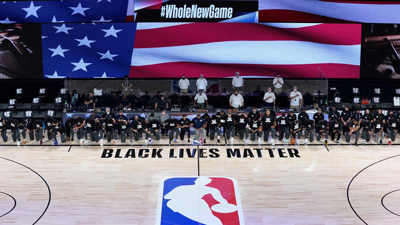 Giocatori, allenatori e arbitri, tutti in ginocchio all’esecuzione dell’inno americano prima della partita Utah-New Orleans