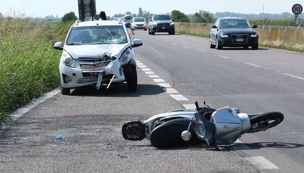 Ostellato, scontro tra auto e scooter: ferito il motociclista