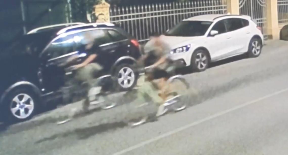 Vandali in bicicletta spaccano gli specchietti delle auto a Torre del Lago - Video