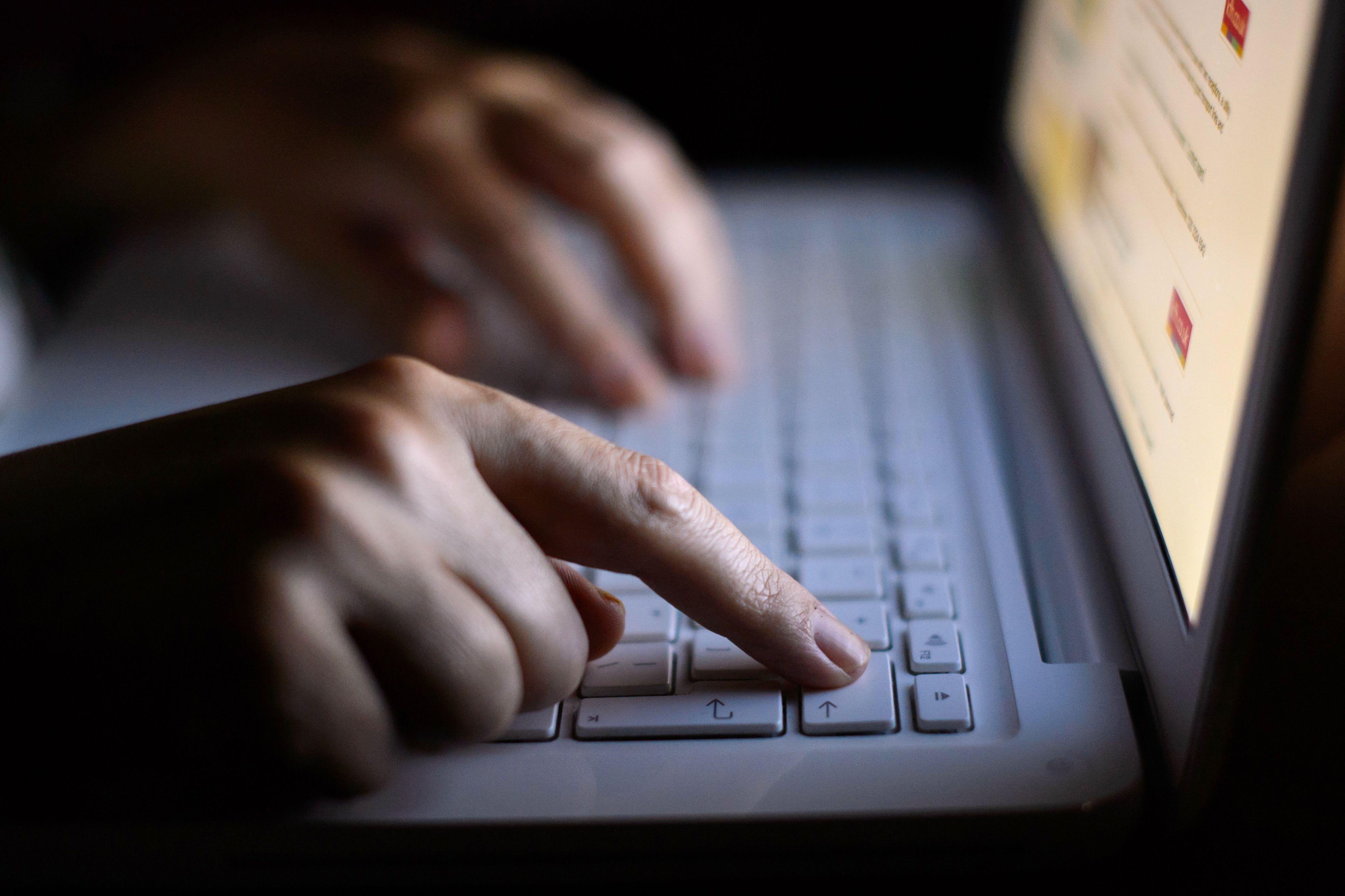 Nelle chat di pedofili video con bimbi di 5 anni: nove denunce