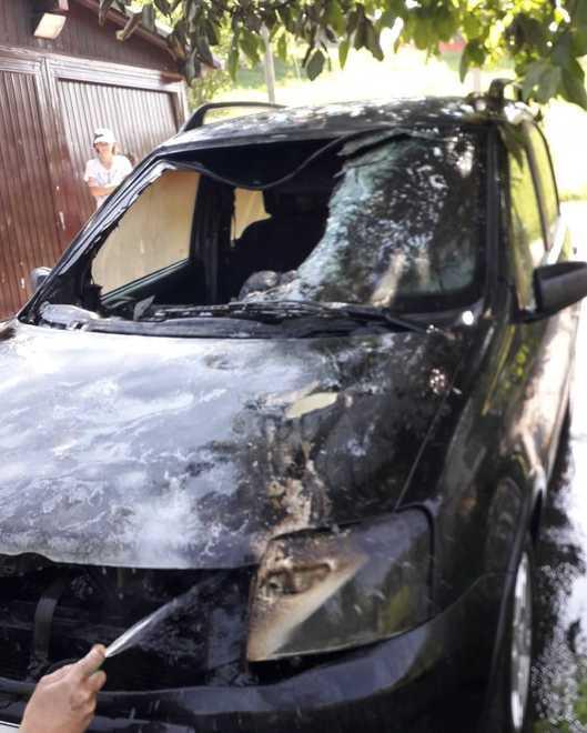 L'auto bruciata dell'attivista di Legambiente