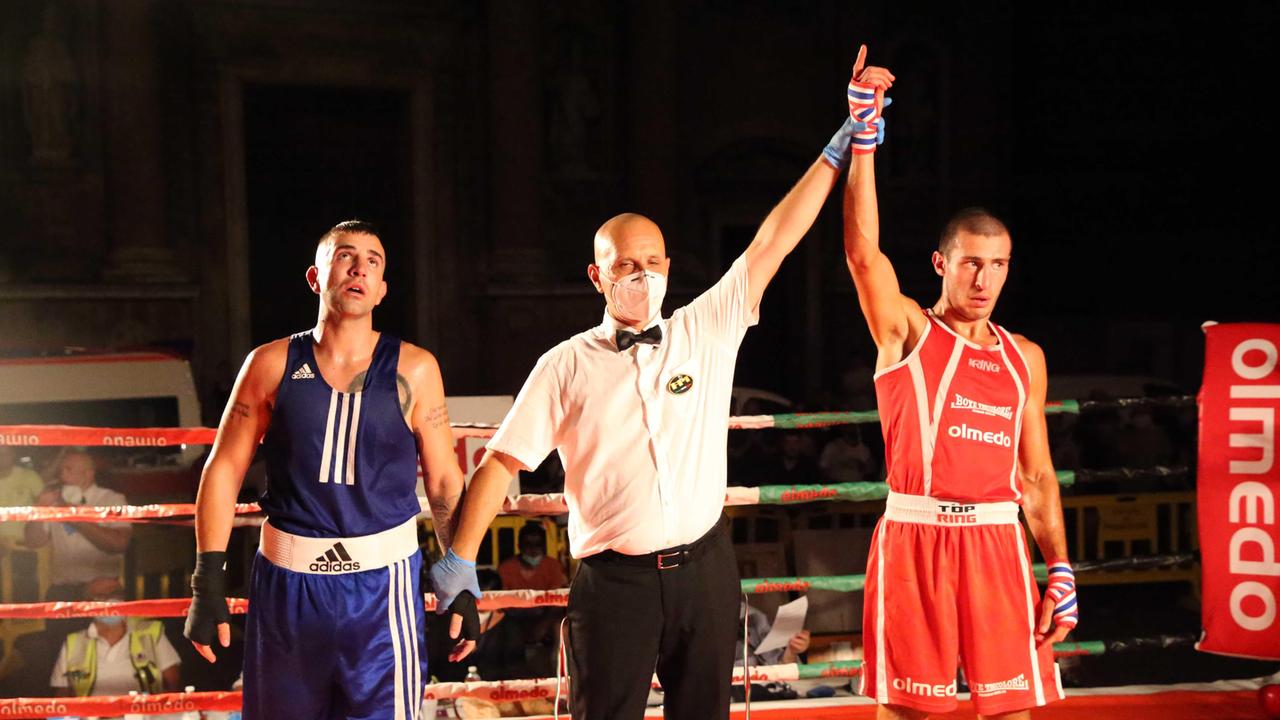 Lorenzo Gambarelli è stato premiato dal ds Luca Quintavalli miglior pugile della serata