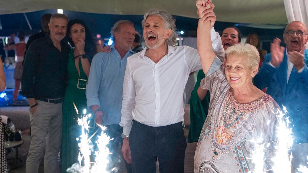 Cena glamour in spiaggia al Bagno Annetta: madrina Elenoire Casalegno, Andrea Pirlo fra gli ospiti