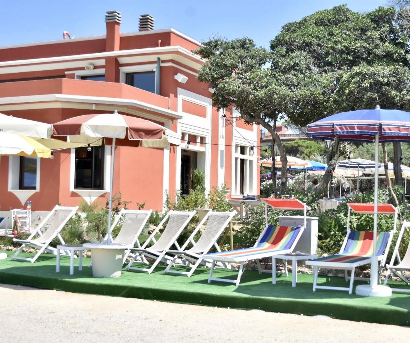La Baracchina Rossa sembra uno stabilimento balneare: scoppia la polemica. «Ma abbiamo i permessi» 