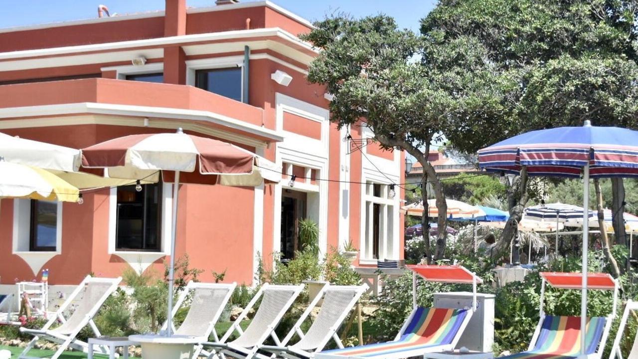 La Baracchina Rossa sembra uno stabilimento balneare: scoppia la polemica. «Ma abbiamo i permessi»