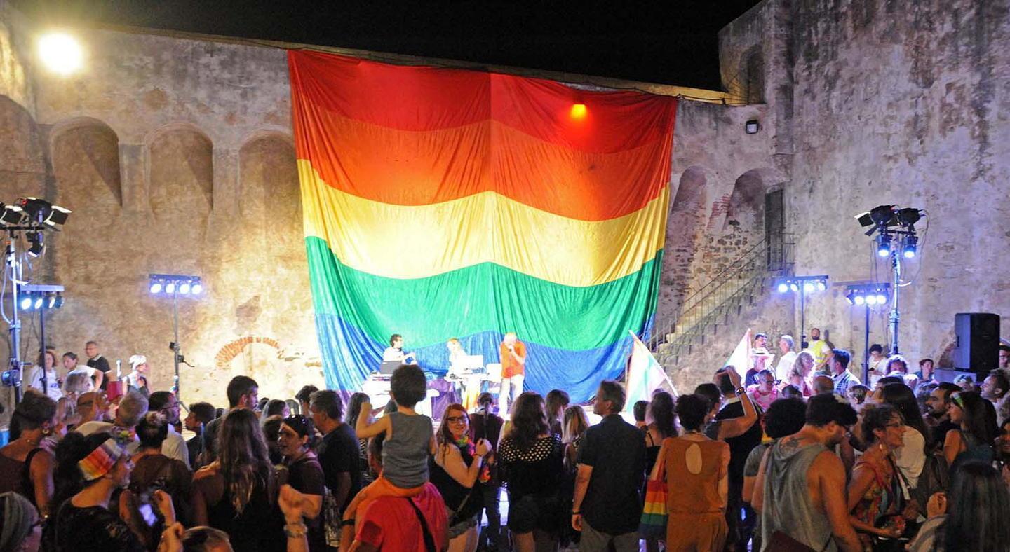 Passa la richiesta della panchina color arcobaleno 