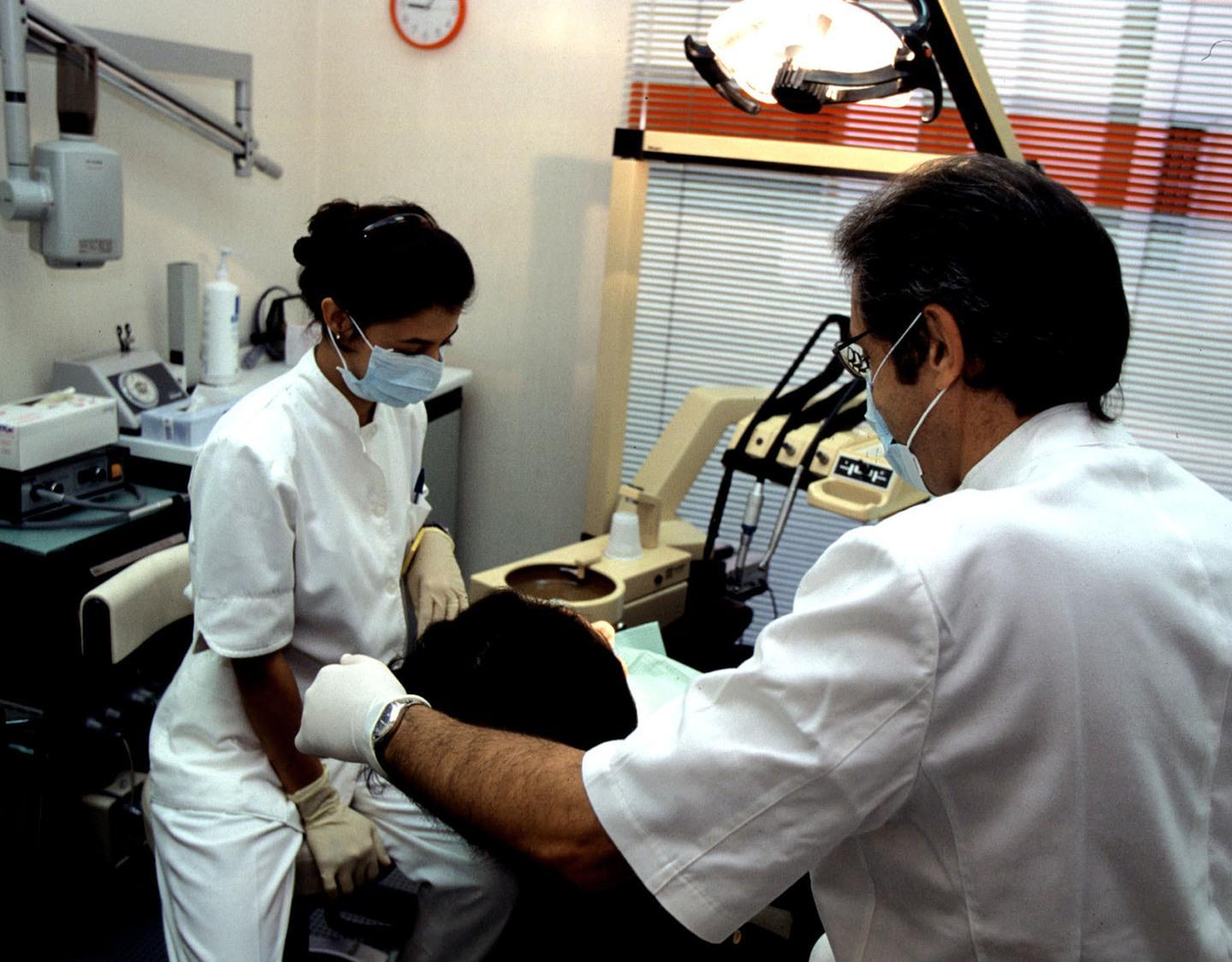 Mal di denti ad agosto? Nomi e numeri dei dentisti che sono “aperti per ferie” 