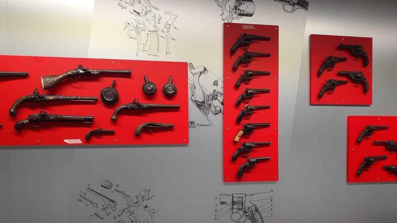 Maresciallo dona preziosa collezione di armi d’epoca al comune amiatino