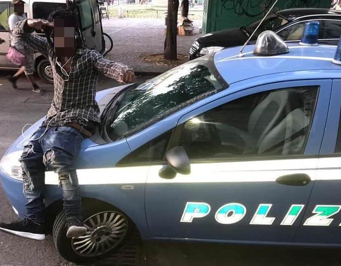 Si scatta la foto seduto sulla volante giovane denunciato ed espulso 