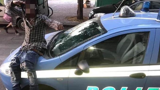Si scatta la foto seduto sulla volante giovane denunciato ed espulso