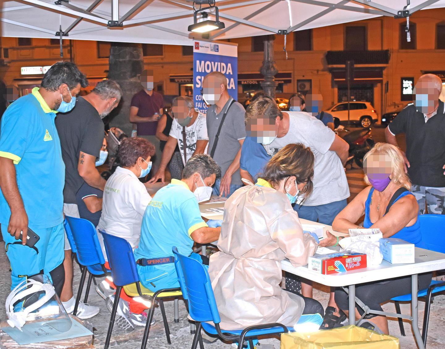 Tutti in fila per il test anti-Covid in piazza