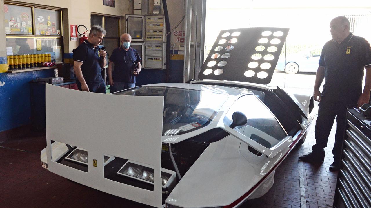 Modena, la Ferrari extraterrestre atterrata in via Toscanini per curarsi le sue ferite