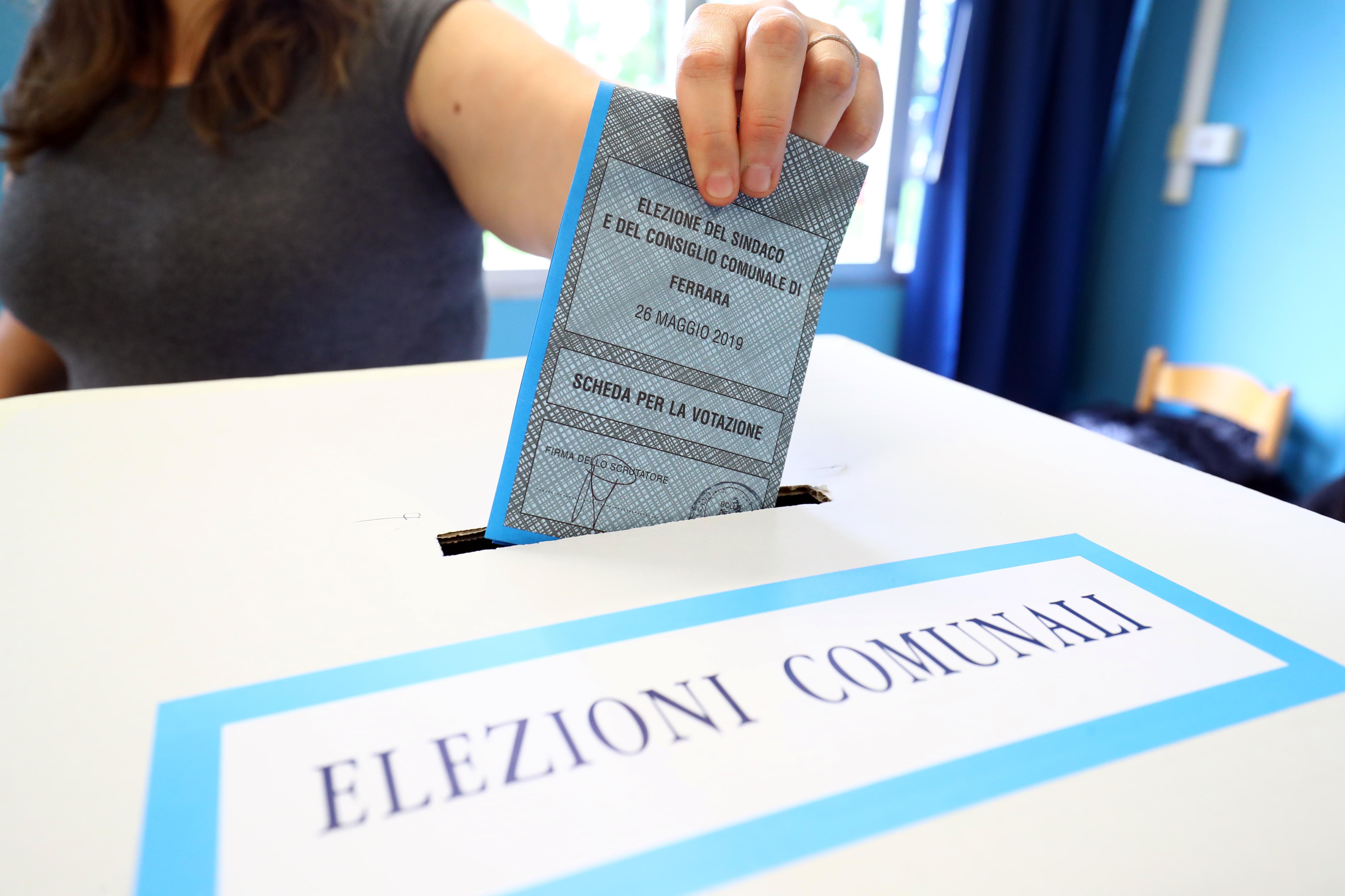 Una cittadina al voto durante le elezioni amministrative 2019