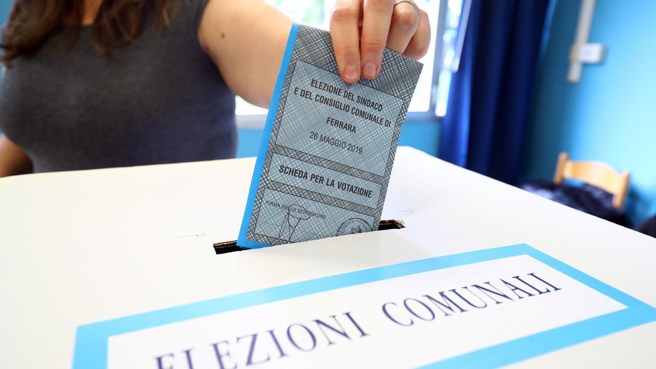 Una cittadina al voto durante le elezioni amministrative 2019