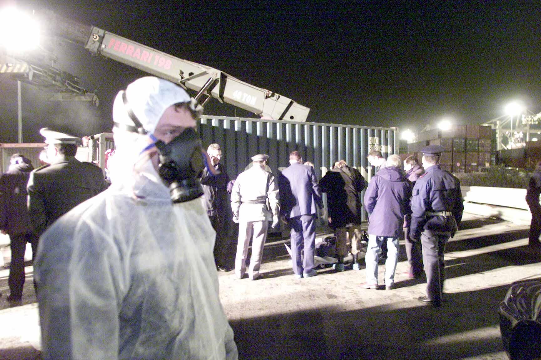 Dal traffico di esseri umani dentro i container siamo passati ai trucchi per infilarsi fra i camion