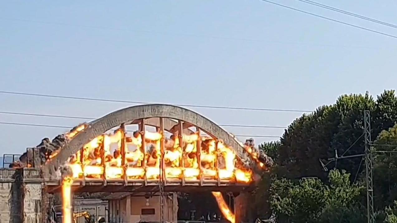 1. Il ponte che si "incendia" poco prima del crollo controllato
