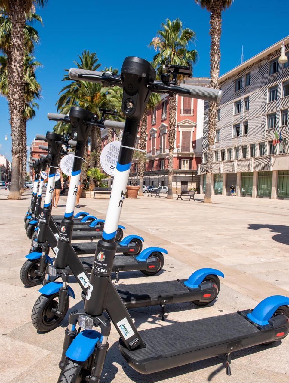 Arrivano duecento monopattini elettrici per girare Viareggio a 20 chilometri all’ora 