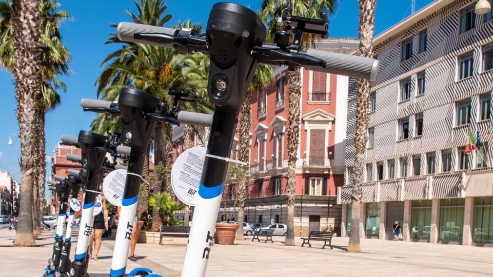 Arrivano duecento monopattini elettrici per girare Viareggio a 20 chilometri all’ora