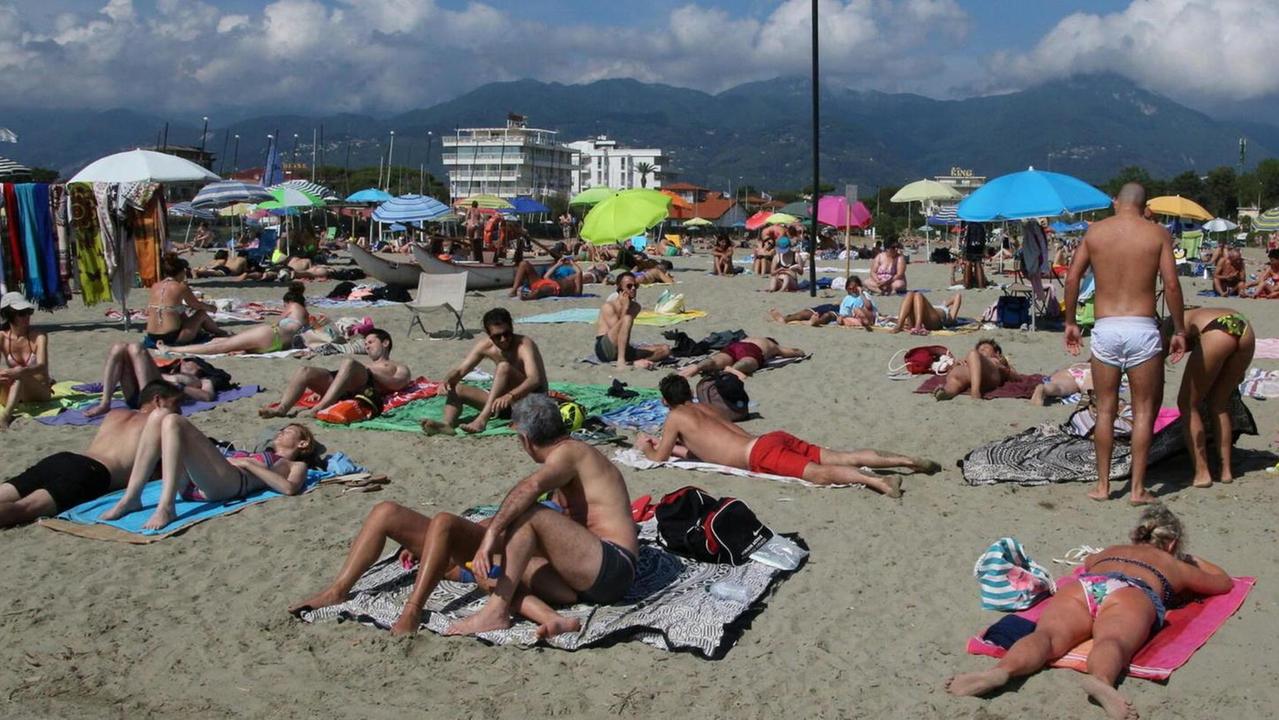 Pietrasanta, vigili urbani in borghese per i controlli sulle spiagge
