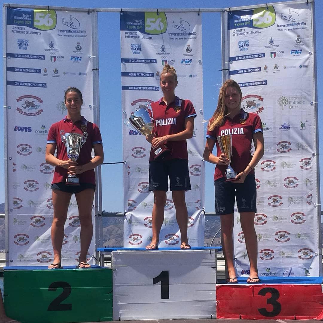Giulia Gabbrielleschi (prima da sinistra) sul podio delal Traversata dello Stretto