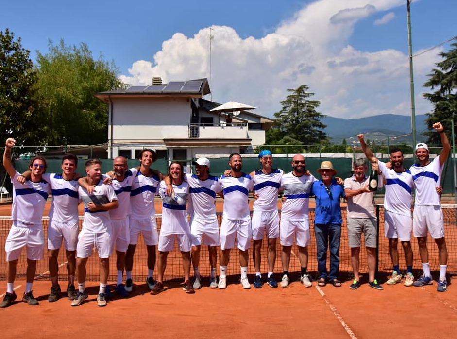 L'esultanza di atleti e staff del Tc Pistoia per la promozione in serie A1