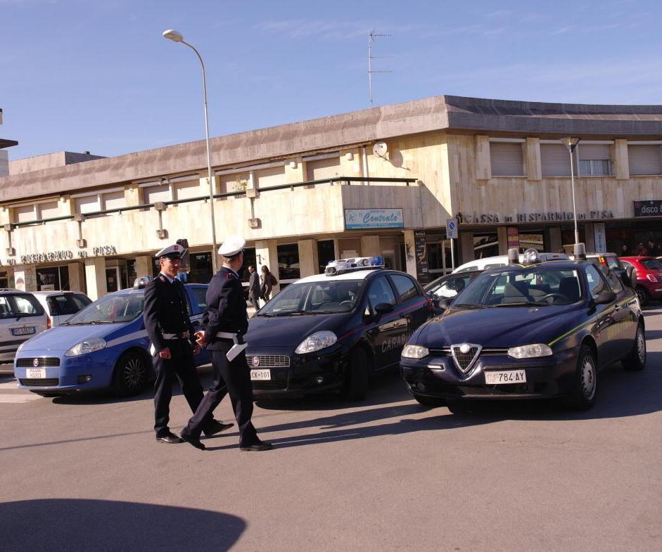 Pattuglie delle forze dell’ordine in piazza Belvedere a Tirrenia