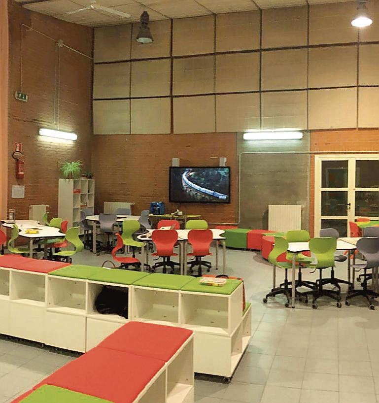 La sala Eureka delle scuole Gandhi con il maxi-schermo interattivo