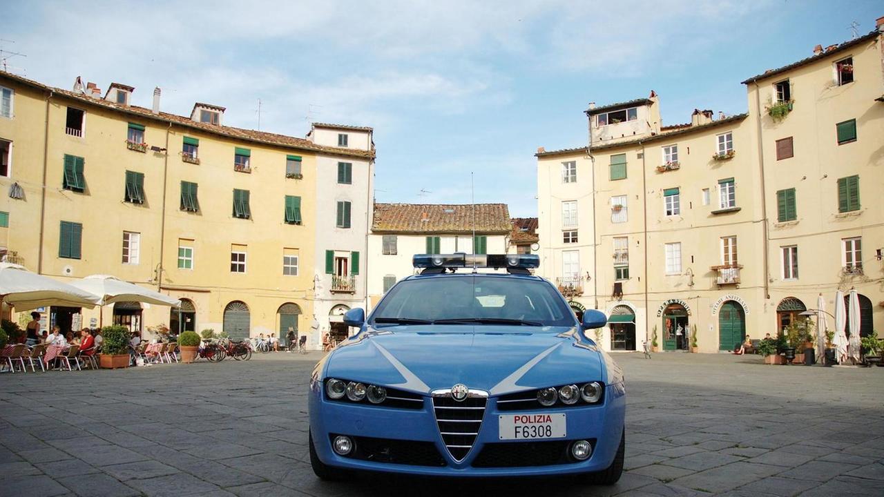 Ruba in un locale di piazza Anfiteatro poi minaccia e picchia gli inseguitori