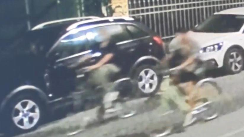 In giro in bicicletta per spaccare gli specchietti alle auto