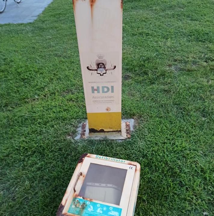 Piazza Mazzini non ha più il defibrillatore donato
