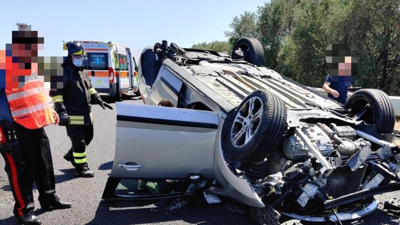 Due auto ribaltate sulla Variante All’ospedale un uomo di 68 anni