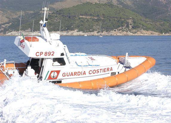 Barca in avaria, salvate quattro persone 