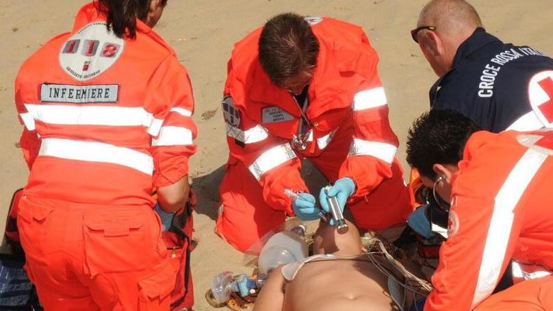 Coronavirus, volontari Cri sulla spiaggia