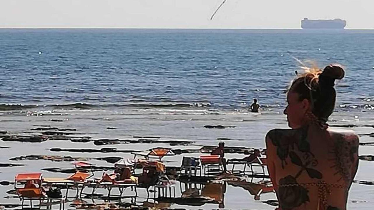 E a “La Vela” con sette euro ti portano un lettino sugli scogli