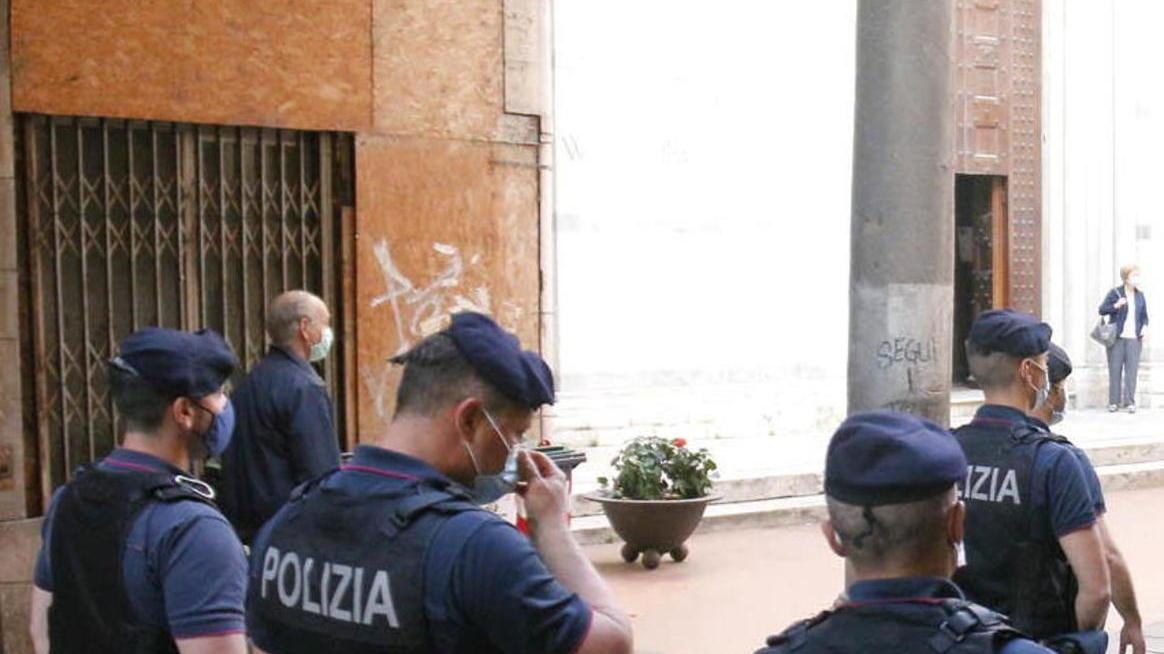 Rubano in un appartamento, riconosciuti dalle telecamere