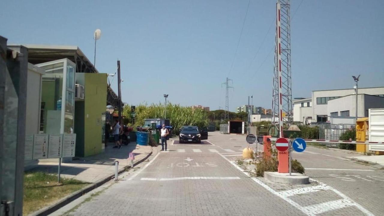Per ore sotto il sole in attesa dei kit dell’immondizia