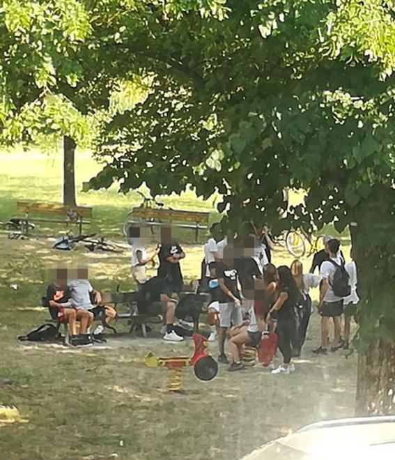 «Sono troppi e maleducati i ragazzi nel parco» 