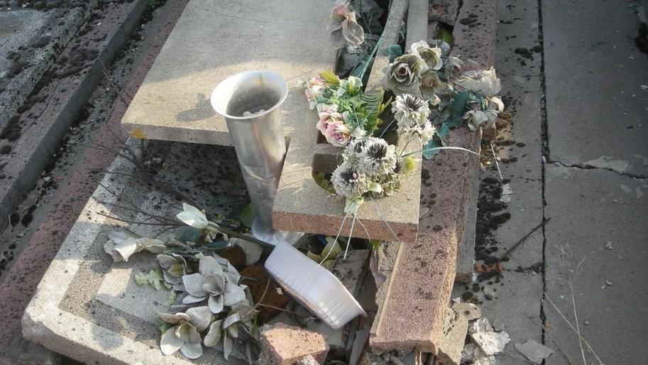 Degrado al cimitero