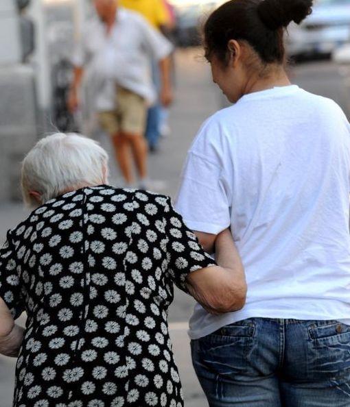 Nessuno controlla le nuove badanti: famiglie costrette ai tamponi “privati” 